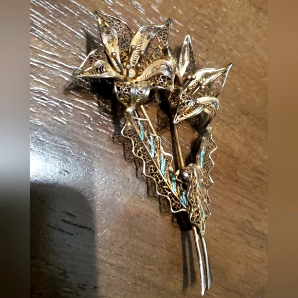 Vintage Lily brooch / pin - Picture 1 of 5